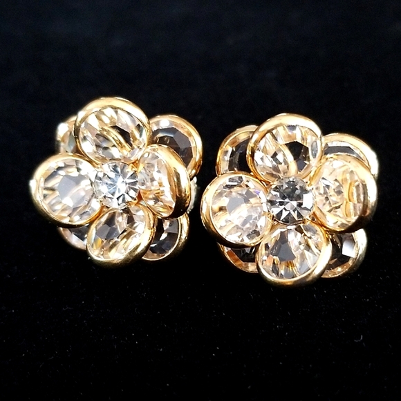 Vintage Austrian Crystal Flower Gold Tone Clip On Earrings - Picture 6 of 16